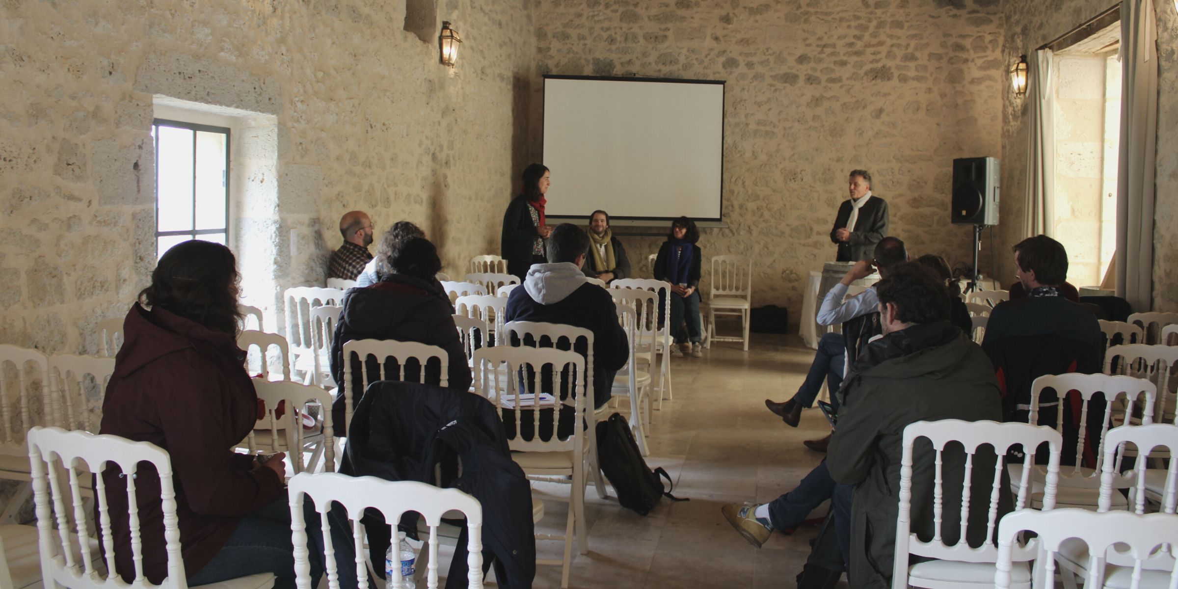 Personne discutant lors d'un Atelier lors de la Journée viticulture durable passons à l'action