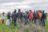 explication des plantations pendant la visite de ferme