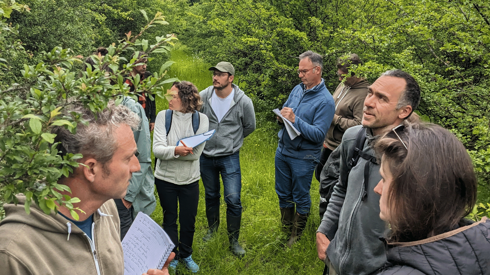 Les apprenants de l'Ecole Française d'Agroforesterie sur le terrain